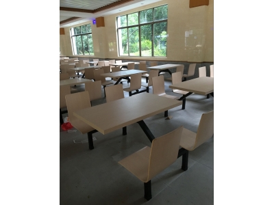 四人餐桌